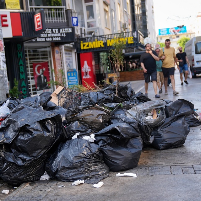 Çalışanlar iş bıraktı kentte çöp yığınları oluştu