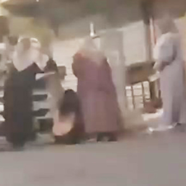 Genç kıza akrabalarından sokak ortasında TikTok dayağı