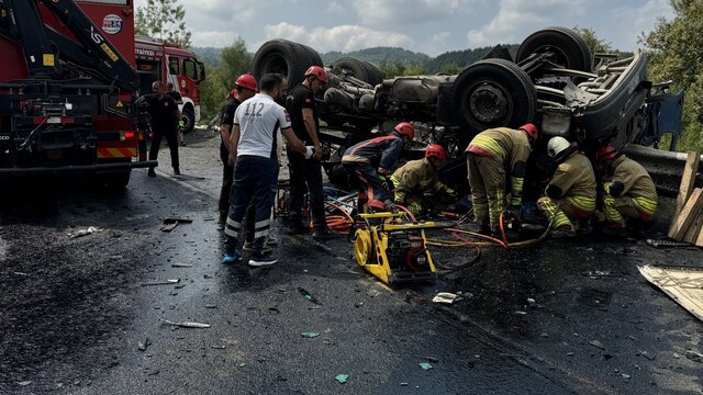D-100'de feci kaza: 3 ölü, 1 yaralı