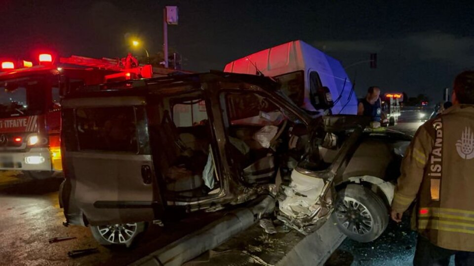 Ümraniye'de iki araç çarpıştı: 3'ü bebek 8 yaralı