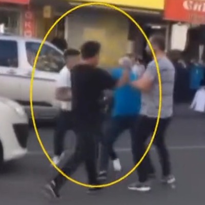  Babası yaşındaki adamı dövdüler!