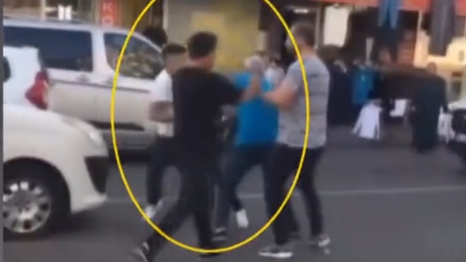 Babası yaşındaki adamı dövdüler!