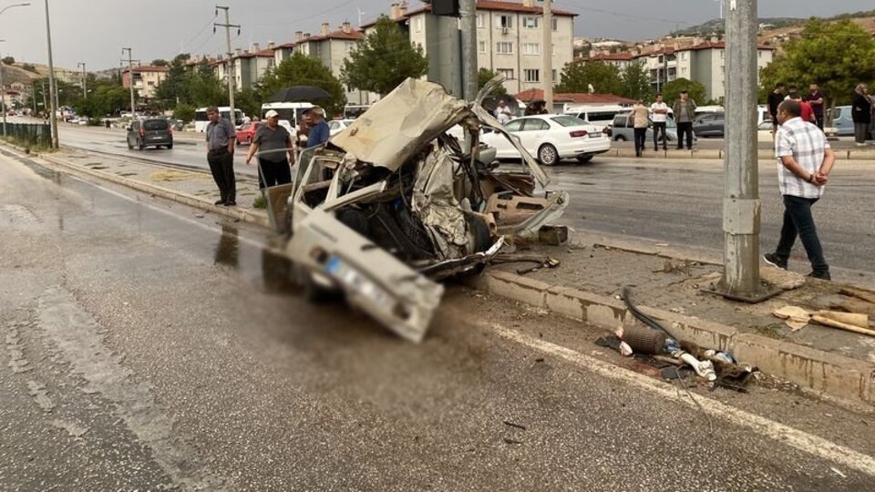 Afyonkarahisar'da zincirleme kaza: 2 ölü, 12 yaralı
