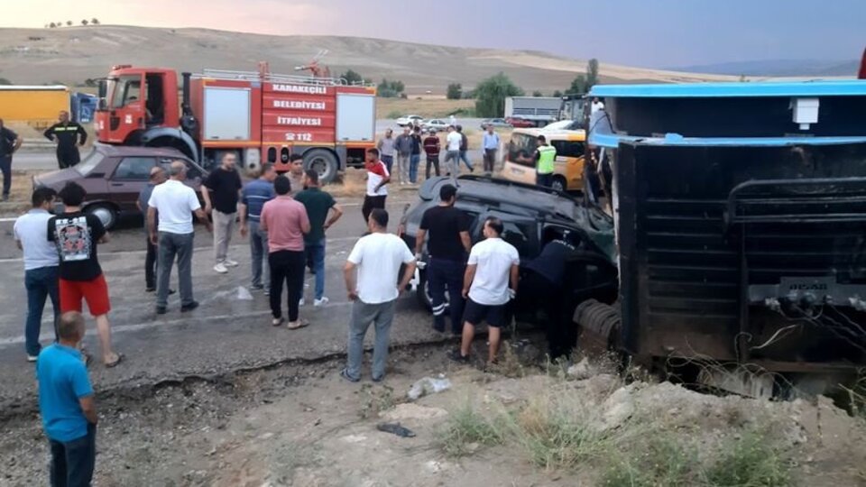 Karşı şeride geçen TIR, otomobille çarpıştı: 6 yaralı