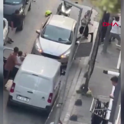 Küçükçekmece'de ters yön kavgasında tekme ve yumruklar havada uçuştu