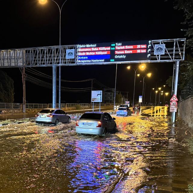 Aksaray'da sağanak hayatı olumsuz etkiledi