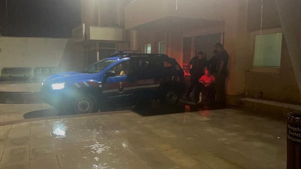 Tarım işçileri ile mahalleli arasında bıçaklı sopalı kavga