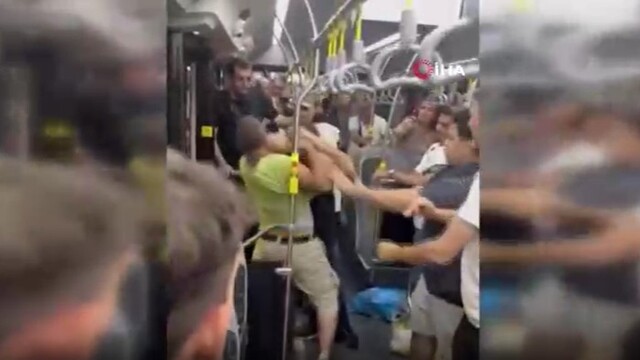 Metrobüste yumruklu yer kavgası