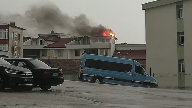 Yıldırım isabet eden apartmanda yangın