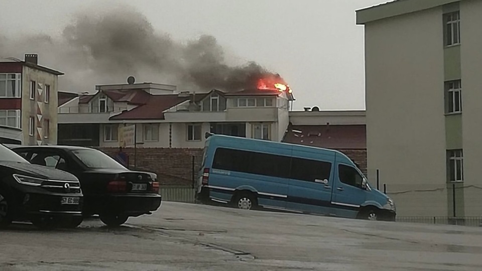 Yıldırım isabet eden apartmanda yangın