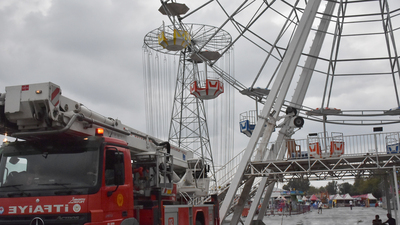 Luna parkta panik anları: Dönme dolapta mahsur kaldılar