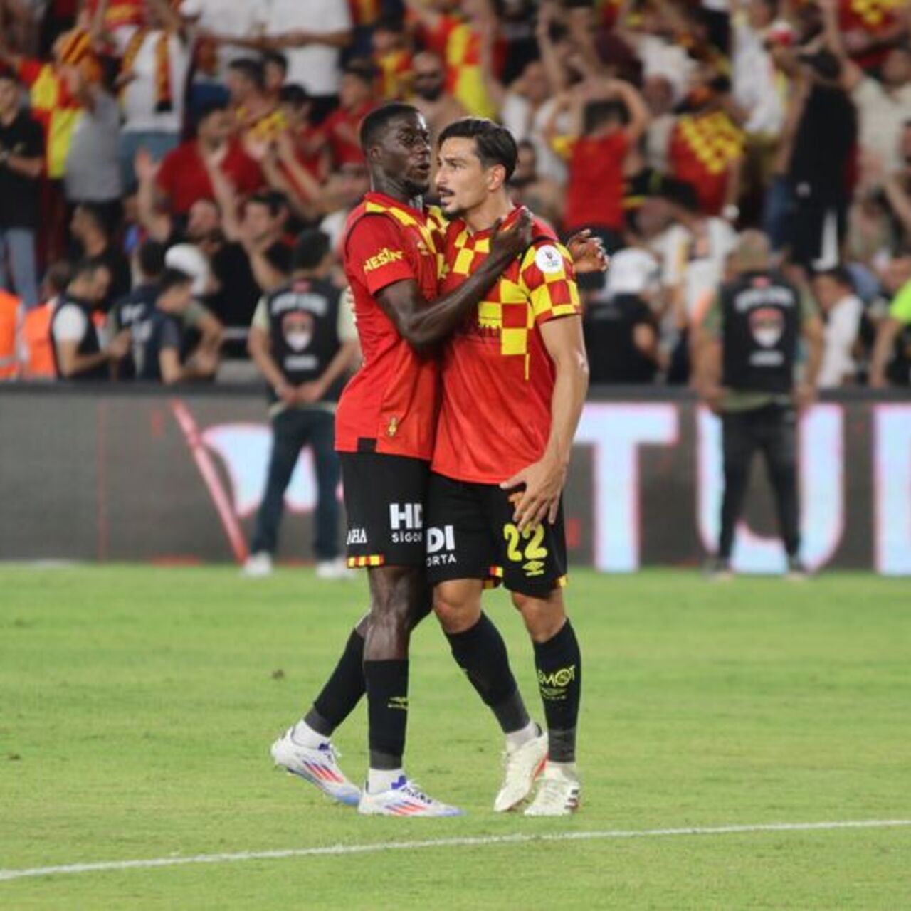 Göztepe savunmacıları boş geçmiyor!