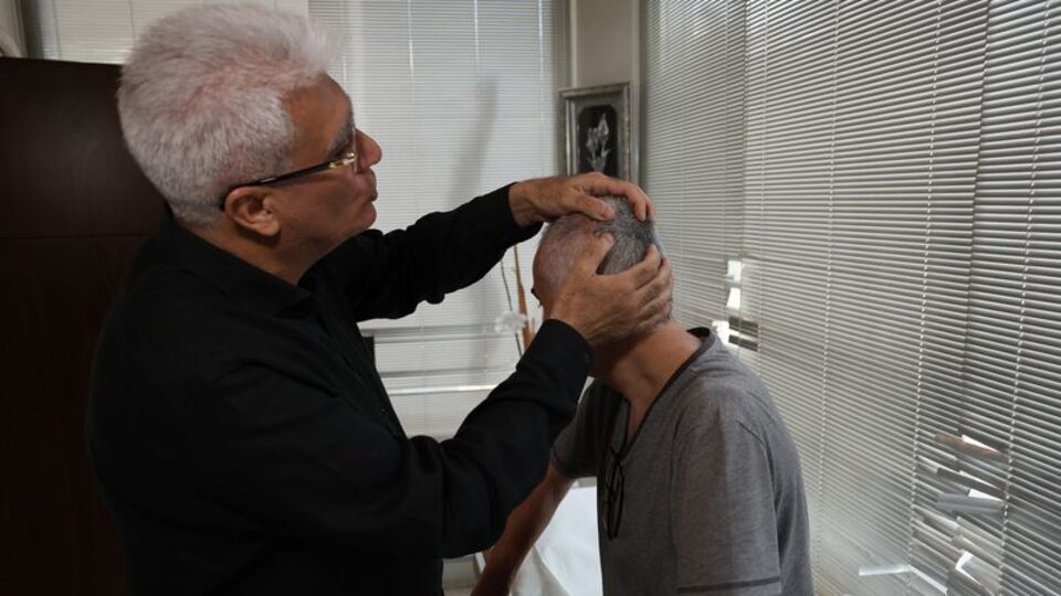 Halı sahada röveşata sonu oluyordu!