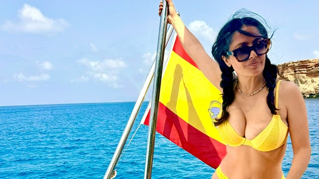 Sarı bikini ve beyaz saç kombini