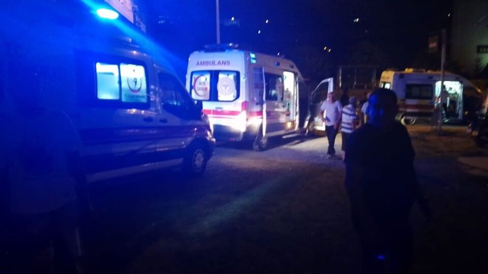 Ablasını, eniştesini, 2 yeğenini bıçakladı!