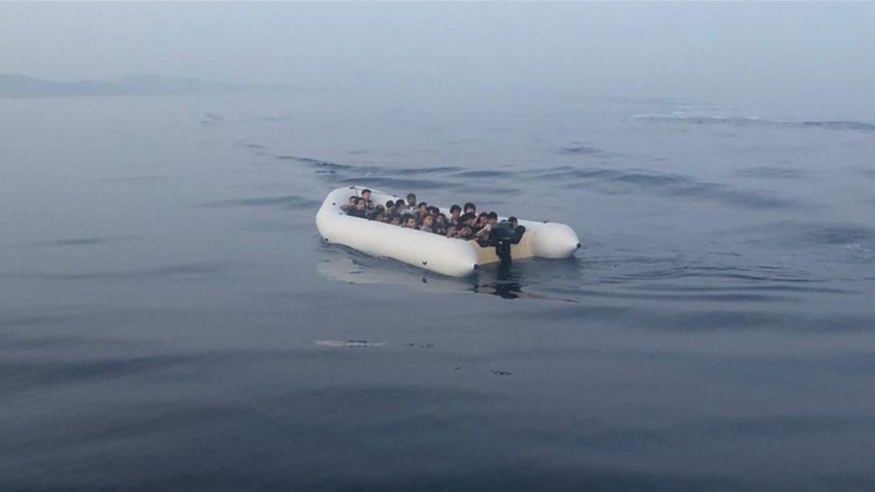 İspanyol jandarması göçmen teknesinin üstünden geçti