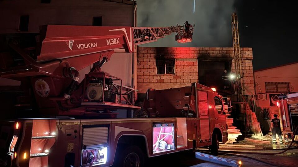 Mobilyacılar Sitesi'nde yangın: 6 iş yeri küle döndü