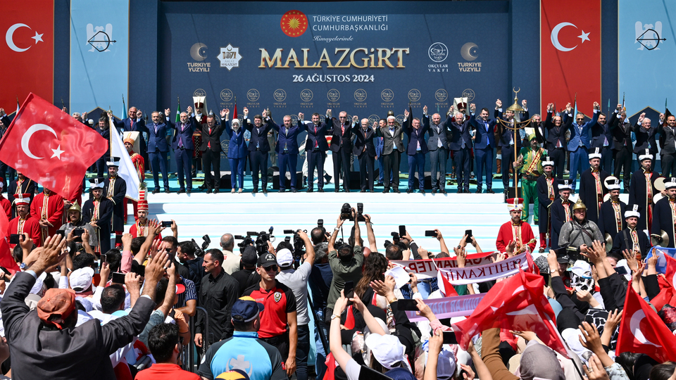 Kuvvet komutanları sahneye çıkmadı mı?