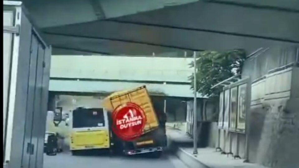 Bakırköy'de TIR, otobüsün üzerine devrildi!