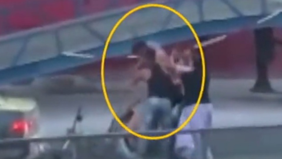 Kadını yol ortasında sopayla dövdüler!