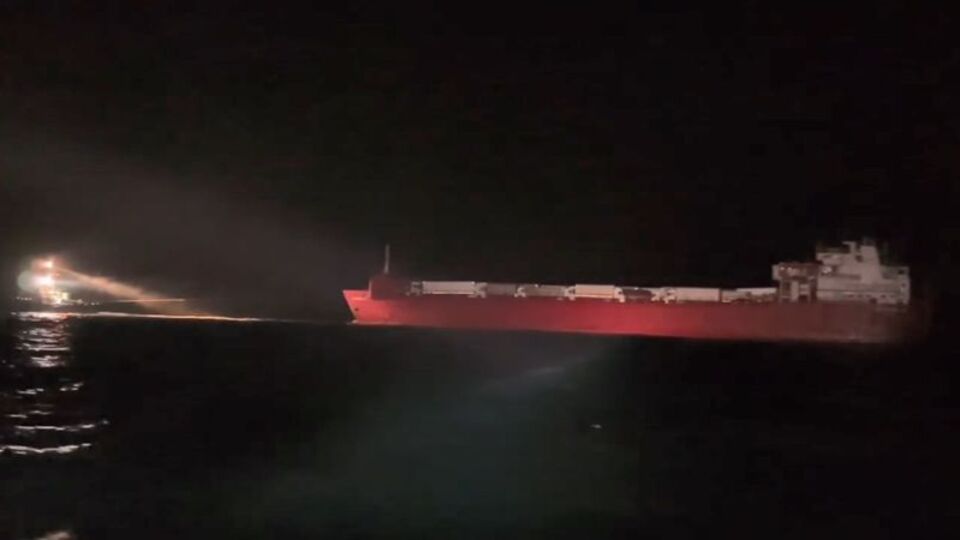 Balıkesir'de arızalanan feribot Ambarlı Limanı'na çekiliyor