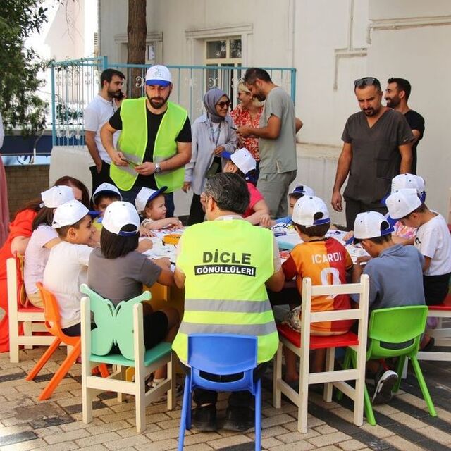 Dicle Gönüllüleri'nden Mardin'de çocuklara hediye