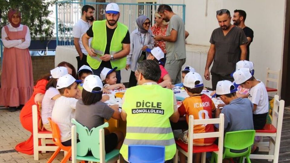 Dicle Gönüllüleri'nden Mardin'de çocuklara hediye