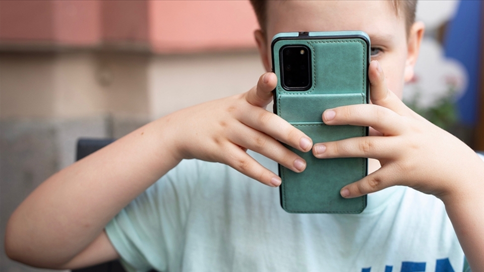 Fransa'da 15 yaş altına telefon yasağı