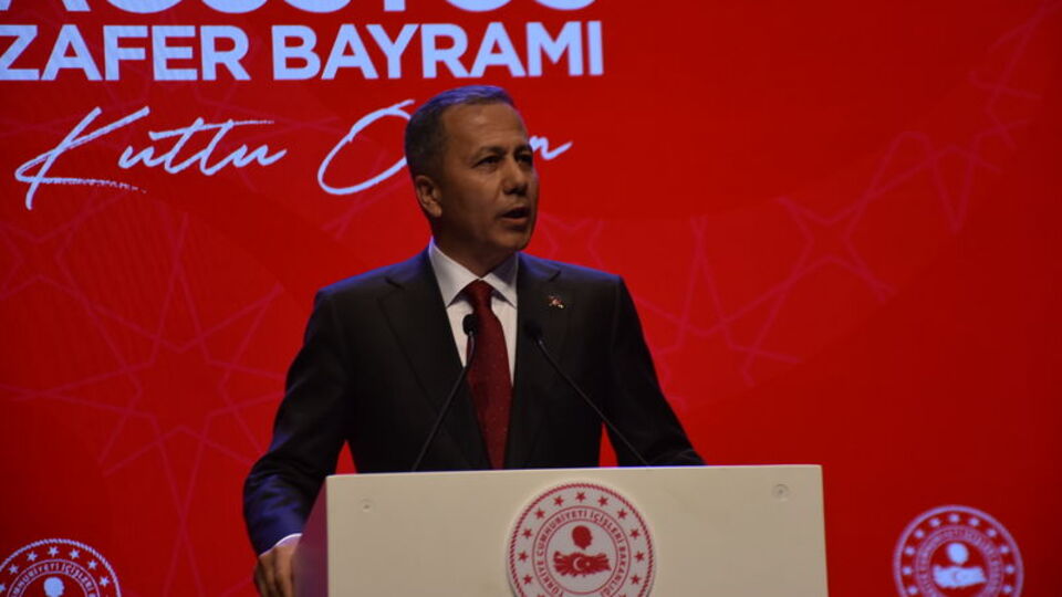 Bakan Yerlikaya Zafer Bayramı'nı kutladı