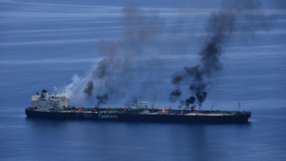 Husiler Kızıldeniz'de yanan petrol gemisinin çekilmesine izin verdi