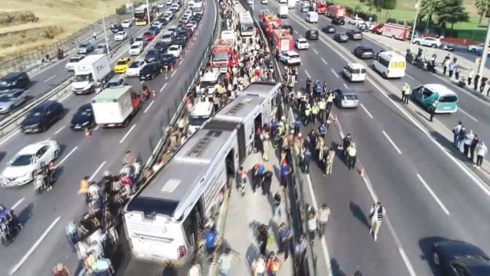 Sefaköy'de iki metrobüs çarpıştı: 1 ölü, 53 yaralı, 4 gözaltı