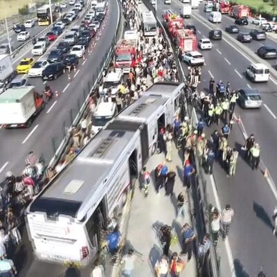 Sefaköy'de iki metrobüs çarpıştı: 1 ölü, 53 yaralı, 4 gözaltı