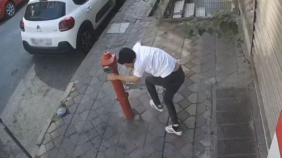 Kaldırımda yürürken silahla vuruldu! O anlar kamerada