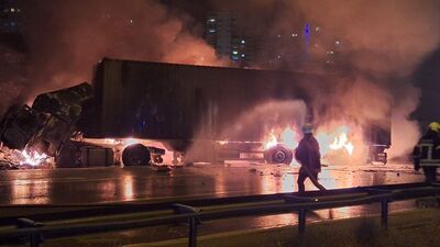 Çarpışan 2 TIR alev alev yandı: 1 ölü, 1 yaralı