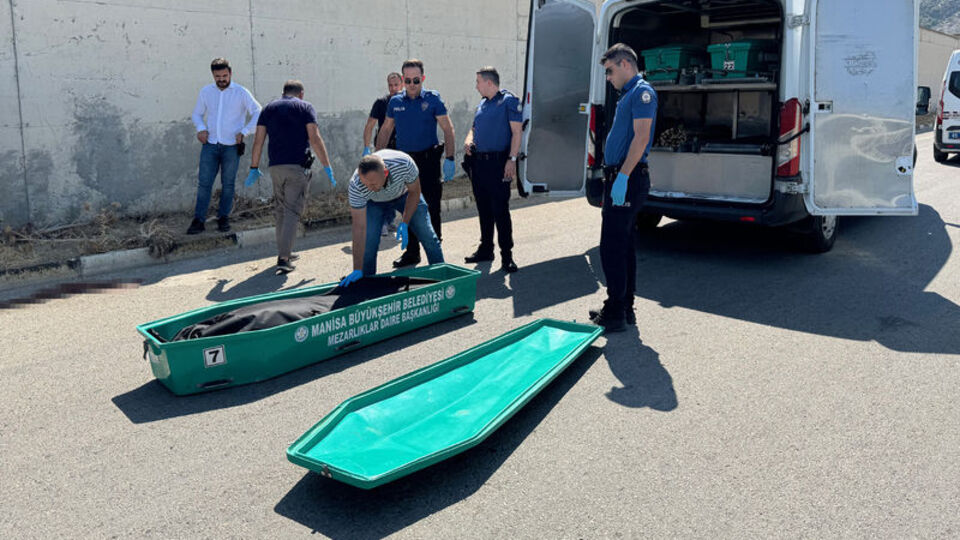 Manisa'da bir kişi sokak ortasında babasını öldürdü