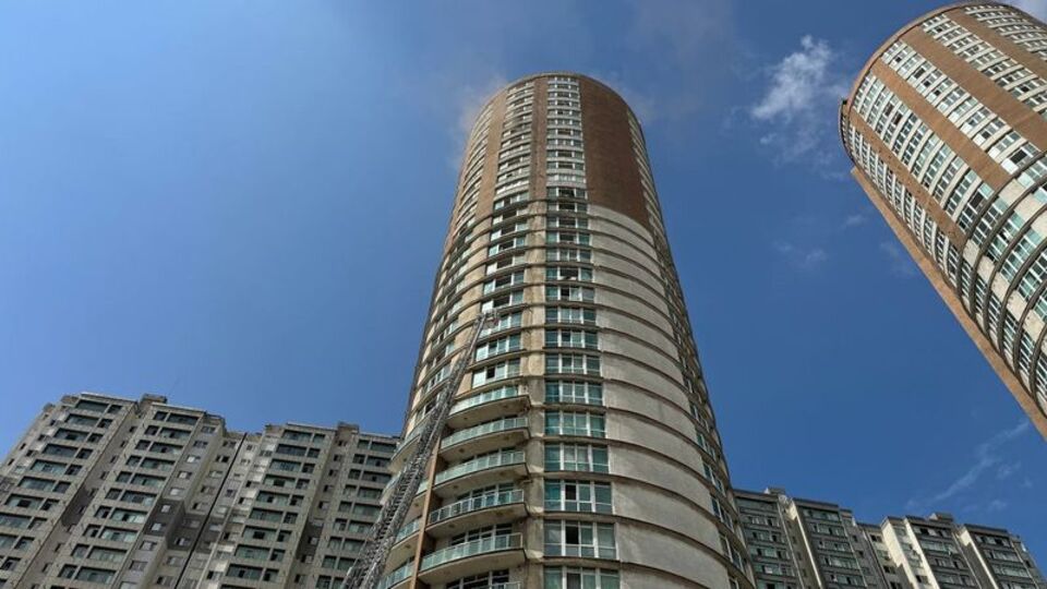 Esenyurt'ta 33 katlı binada yangın!