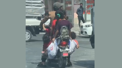 Çocukları çuvala koyup motosikletle taşıdılar!