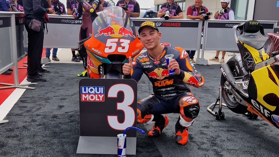 Deniz Öncü ilk kez podyuma çıktı