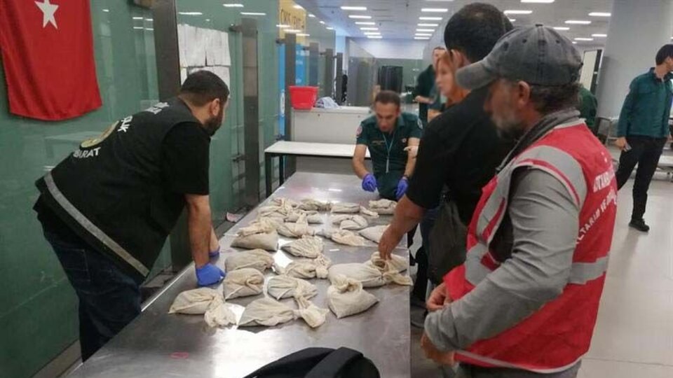 Havalimanında 20 bin canlı sülük ele geçirildi