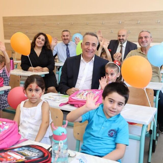 Sultangazi'de öğrencilere çanta ve kırtasiye seti