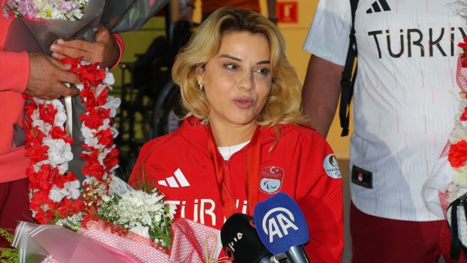 Milli haltercilere çiçekli karşılama