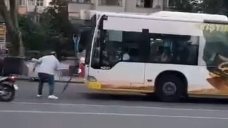 Şoförle tartıştı, otobüsün sileceklerini kırdı