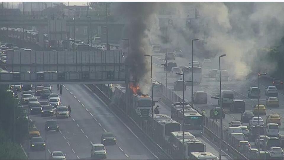 Metrobüste korkutan yangın!