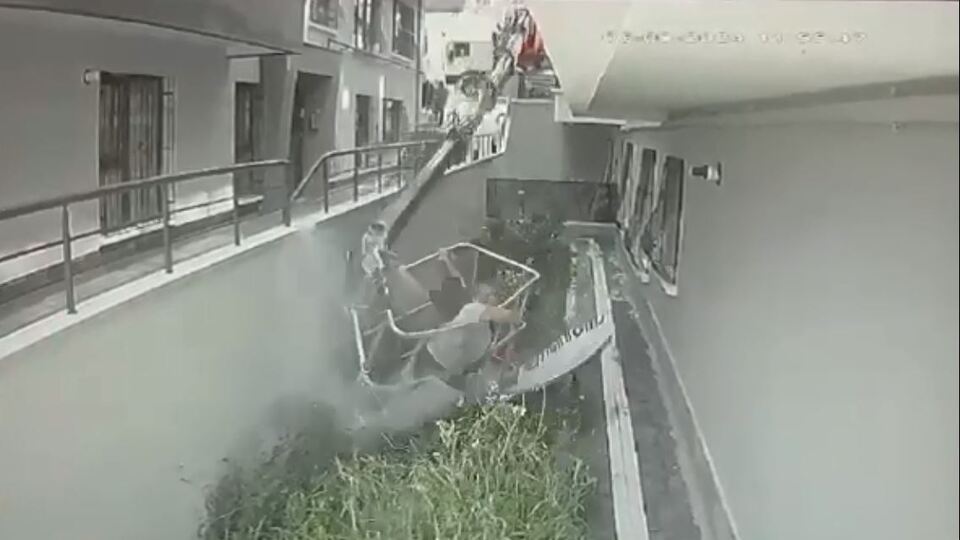 İki kişi devrilen vincin sepetinde! Ölümle burun buruna!