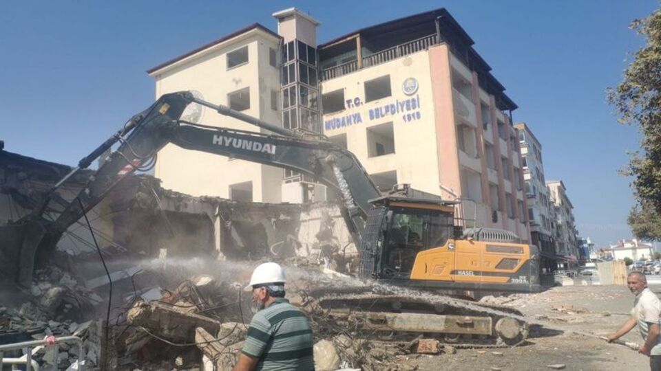 Mudanya belediye binası yıkılıyor