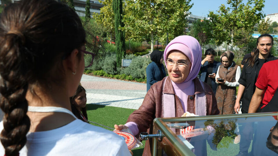 Emine Erdoğan, çocuklar ve koruyucu ailelerle buluştu