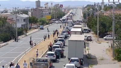 Edirne'de otomobilin çarptığı yaya öldü, sürücü kaçtı; mahalleli yolu kapattı