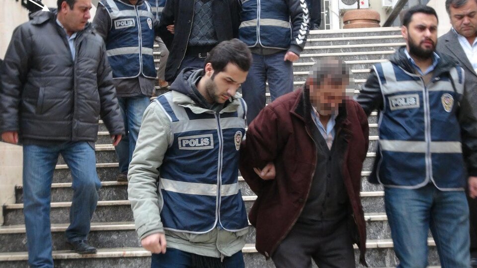 Gölete attılar, 2 saat sonra ölmeyince ayaklarına taş bağladılar!