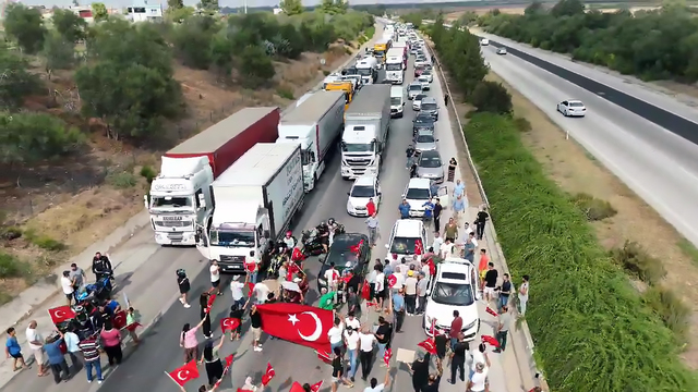 Mahalleliden ihale tepkisi: "Evimizde yabancı olmak istemiyoruz" diyerek TAG Otoyolu'nu kapattılar