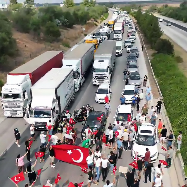 Mahalleliden ihale tepkisi: "Evimizde yabancı olmak istemiyoruz" diyerek TAG Otoyolu'nu kapattılar